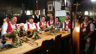Servus Musikantenstammtisch – Moderatoren Richard Deutinger und Conny Bürgler posieren für ein Foto mit dem Ebbser Kaiserklang