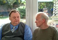 Der Dicke – Männerfreundschaft: Gregor Ehrenberg (Dieter Pfaff, l.) und Bistro-Besitzer Norbert Merker (Peter Franke, r.).