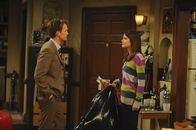 How I Met Your Mother – Seit Robin (Cobie Smulders, r.) und Ted zusammen leben, streiten sie sich am laufenden Band. Um dem aus dem Weg zu gehen, beschließen sie "Freunde mit Extras" zu werden und schlafen bei jeder Gelegenheit miteinander, womit Barney (Neil Patrick Harris, l.) gar nicht klar kommt ...