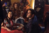 Lucifer – Auf der Suche nach einem Killer, der Studenten ermordet, ermitteln Lucifer (Tom Ellis, r.) und Chloe in der Studenten-Party-Szene. Doch dann gerät auch Chloe ins Visier des skrupellosen Mörders ...