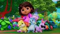 Dora – The Bunny Boyz, Dora (hinter, l.), Boots (hinter, r.)