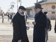 Homeland – Saul (Mandy Patinkin, l.) trifft Viktor (Ronald Guttman, r.), einen alten Freund von einem ausländischen Geheimdienst. Dieser übermittelt ihm interessante Informationen bezüglich Dar Adal ...