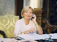 Das Traumhotel – Das Traumhotel - Verliebt auf Mauritius Folge 2 Dame am Telefon: Ruth Maria Kubitschek als Dorothea von Siethoff
