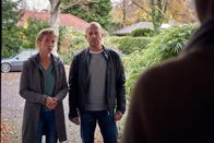 Ein Mädchen wird vermisst – Ingo Thiel (Heino Ferch, r.) und Conny (Sina Bianca Hentschel, l.) haben traurige Nachrichten für das Ehepaar Sommer.