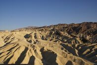 Die Entstehung der Erde – Als Teil einer Reihe von Bergketten, die sich aufgrund von Plattenverschiebungen stets in Bewegung befinden, wird das Death Valley immer weiter auseinandergezogen.