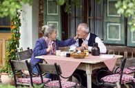 Sturm der Liebe – Hildegard (Antje Hagen, l.) und Alfons (Sepp Schauer, r.) freuen sich sehr, dass sie wieder Bier brauen dürfen.