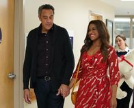 Single Parents – (v.l.n.r.) Douglas Fogerty (Brad Garrett); Poppy Banks (Kimrie Lewis); Angie D'Amato (Leighton Meester)