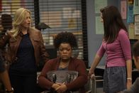 Community – Britta (Gillian Jacobs, l.) und Annie (Alison Brie, r.) haben eine Vermutung: Hat Shirley (Yvette Nicole Brown, M.) etwas mit dem verschwundenen Stift zu tun?; Britta (Gillian Jacobs, l.) und Annie (Alison Brie, r.) haben eine Vermutung: Hat Shirley (Yvette Nicole Brown, M.) etwas mit dem verschwundenen Stift zu tun?