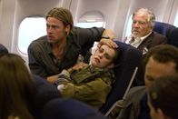 World War Z – Nur mit allerletzter Kraft entkommt Gerry (Brad Pitt, l.) zusammen mit der Soldatin Segen (Daniella Kertesz, M.) der Zombieattacke ...