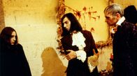 Sexual-Terror der entfesselten Vampire – L-R: Isolde (Dominique), 2nd vampire (Jacques Robiolles), 1st vampire (Michel Delahaye)