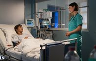 In aller Freundschaft – Dr. Maria Weber (Annett Renneberg, re.) schuldet Dori Sander (Taneshia Abt, li.) aufgrund der akuten Zeitnot vor der OP noch eine Diagnose. Dori Sanders hatte einen lebensgefährlichen Mesenterialinfarkt. Jetzt stellt sich nur noch die Frage nach dem "Warum". Diese Diagnose ist für eine so junge Frau außergewöhnlich.