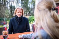 Sturm der Liebe – Yvonne (Tanja Lanäus, r. mit Erich Altenkopf) hat ihre Gründe, warum sie Erik nichts von dem Krebs sagen will.