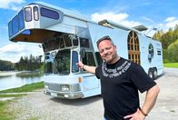 Der Camping-Check – Friso Richter vor einem Mega-Camper.