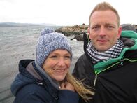 Verrückt nach Meer – Ausflug mit Entertainment-Managerin Cori und Zweitem Offizier Christian Baumann zur Seelöwenkolonie. Die beiden sind an Land und stehen vor der Seelöwenbucht.