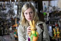 Mord mit Aussicht – Terror in Hengasch: Sophie Haas (Caroline Peters) ermittelt, warum in Hengascher Vorgärten niedliche Keramikfiguren explodieren.