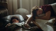 The Fortress – Leo (Dominic Allburn, re.) sorgt sich um seinen Sohn Johannes (Samuel Eide, li.)