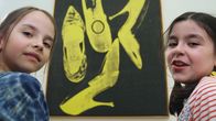 Sesamstraße – Yolan (l.) und Martha (r.) vor „Diamond Dust Shoes“ von Andy Warhol.