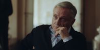 neoriginal: Crystal Wall – Bernhard Dardenne (Bernhard Schir) ist nicht begeistert davon, wie sich seine Kinder gegenseitig ausspielen.
