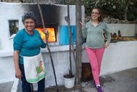 Zu Tisch ... – Tsabika (li). und Mersina Polichroni vor ihrem Holzbackofen