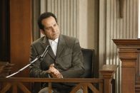 Monk – Monk (Tony Shalhoub) hat mal wieder einen Mörder überführt und soll nun vor Gericht als Zeuge aussagen. Doch die Gegenseite hat einen gewieften Staranwalt engagiert, der Monk im Zeugenstand gnadenlos attackiert.