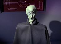Raumschiff Enterprise – Plötzlich stellt sich ein würfelartiges Flugobjekt der Enterprise in den Weg. Der Steuermann kann einen Zusammenstoß gerade noch abwenden, da saust das gefährliche Hindernis wieder vor das Schiff. Captain Kirk beschließt den Abschuss. Zur gleichen Zeit erhält er eine Warnung: Die Enterprise sei in fremdes Hoheitsgebiet eingedrungen und soll in wenigen Augenblicken zerstört werden.