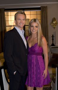 How I Met Your Mother – Barney (Neil Patrick Harris, l.) ist seiner Rächerin auf der Spur, die ihm in letzter Zeit häufig die Tour mit den Mädels verdorben hat - es ist Abby (Britney Spears, r.) ...