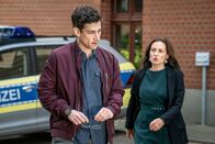 SOKO Leipzig – Zwischen Erik Soray (Maximilian Gehrlinger, l.) und seiner Mutter Dr. Dilan Soray (Idil Üner, r.) kommt es zum Streit. Erik fühlt sich von ihr bevormundet.