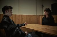 Polizeiruf 110 – Gordon (Valentin Oppermann) wird im Verhörraum von Doreen Brasch (Claudia Michelsen) vernommen.