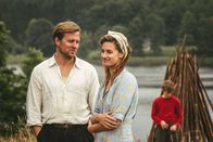 Pferde Stehlen – Der junge Trond (Jon Ranes, re.) macht sich lange keine Gedanken über die besondere Vertrautheit zwischen seinem Vater (Tobias Santelmann, li.) und der Mutter von Jon und Lars (Danica Curcic, Mi.).