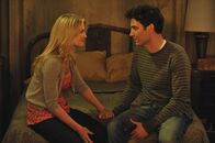 How I Met Your Mother – Ted (Josh Radnor, r.) plant ein romantisches Wochenende mit Zoey (Jennifer Morrison, l.), was allerdings ganz anders verläuft ...
