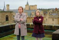 Professor T – Als Ingrid Snares auf Sophie achtgeben soll, ist keine der beiden Frauen glücklich (von links nach rechts: Sarah Woodward, Kathleen Humberstone).