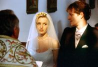Um Himmels Willen – Trauung in der Klosterkapelle. Wird die unglückliche Braut Marie Pösnecker (Katrin Fehse) ihrem Bräutigam Martin Baumeister (Karsten Dahlem, r.) das Ja-Wort geben?