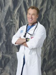 Scrubs - Die Anfänger – (9. Staffel) - Dr. Cox (John C. McGingley) arbeitet nebenbei als Lehrer an der Medizin-Uni und ist wie immer von Kollegen und Studenten angewidert ...