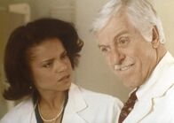 Diagnose: Mord – Amanda (Victoria Rowell, l.) und Dr. Mark Sloan (Dick Van Dyke, r.) machen sich ernsthafte Gedanken über die Existenz von Vampiren.