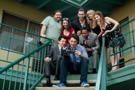 Get a Job – (im Uhrzeigersinn) Fernando (Jorge Garcia); Tanya Sellers (Alison Brie); Charlie (Nicholas Braun); Tara (Cameron Richardson); Jillian Stewart (Anna Kendrick); Luke (Brandon T. Jackson); Will Davis (Miles Teller); Ethan (Christopher Mintz-Plasse)