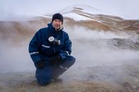 Faszination Erde – Auf Island gibt es gut 130 Vulkane. Sie fördern nicht nur Gesteinsschmelzen, sondern auch Gase. Wissenschaftler gehen heute davon aus, dass die Ur-Atmosphäre und das Wasser der Ozeane von Vulkanen ausgeschwitzt wurden. Auf das Klima und das Leben hatten Vulkane somit einen enormen Einfluss.
