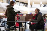 Ben is Back – Holly Burns (Julia Roberts) geht mit Ben (Lucas Hedges) zum Shopping.