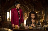 Charmed – Mel Vera (Melonie Diaz, l.); Josefina Reyes (Mareya Salazar, r.)