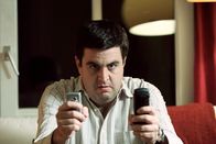 Pastewka – Bastian (Bastian Pastewka) telefoniert ununterbrochen, gern auch von zwei Handys gleichzeitig. Er will unbedingt den Journalistentarif für sein Handy haben. Im Moment hängt er allerdings in der Warteschleife der Hotline ...