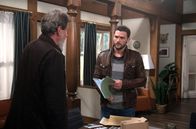 Rote Rosen – Trotz ihrer Versöhnung bleibt das Thema Amelie, zwischen David (Arne Rudolf, r.) und Gunter (Hermann Toelcke, l.) heikel.