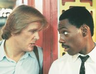 Nur 48 Stunden – Sie sind keine Partner, sie sind keine Brüder, sie sind keine Freunde. Im Gegenteil, sie können sich nicht leiden: Der Cop Jack Cates (Nick Nolte) holt Reggie Hammond (Eddie Murphy, r.) für 48 Stunden aus dem Gefängnis. Der Knastbruder soll ihm helfen, den berüchtigten, derzeit flüchtigen Verbrecher Ganz und seine Bande zu schnappen.