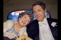 Florence Foster Jenkins – Florence Foster Jenkins (Meryl Streep) ist eine große New Yorker Mäzenin. Zusammen mit ihrem Partner und Manager St. Clair Bayfield (Hugh Grant) widmet sie ihr Leben ganz der Musik.