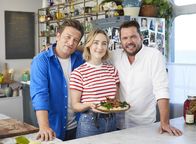 Jamie and Jimmy's Food Party – Von links: Jamie Oliver, Saoirse Ronan und Jimmy Doherty Die Verwendung des sendungsbezogenen Materials ist nur mit dem Hinweis und Verlinkung auf TVNOW gestattet.; Von links: Jamie Oliver, Saoirse Ronan und Jimmy Doherty Die Verwendung des sendungsbezogenen Materials ist nur mit dem Hinweis und Verlinkung auf TVNOW gestattet.