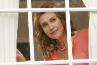 Desperate Housewives – Mary Alice (Brenda Strong) erinnert sich daran, wie sie ihre Freundinnen kennengelernt hat ...