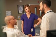 Atlanta Medical – (v.li.) Christopher B. Duncan (Brett Slater), Jane Leeves (Kit Voss), Tasso Feldman (Irving Feldman).