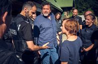 Tatort – Der Einsatzleiters (Hadi Khanjanpour, links) teilt die Teams für die Fahndung ein, unter Einbeziehung von Friedemann Berg (Hans-Jochen Wagner, m.) und Franziska Tobler (Eva Löbau, vorne, 2.v.r.).