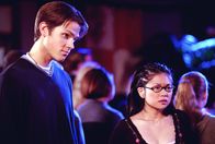 Gilmore Girls – Während Lorelai von Sookie eine brisante Information bezüglich Luke erhält, sind Dean (Jared Padalecki, l.) und Lane (Keiko Agena, r.) über Rorys Rolle in einem Theaterstück gespaltener Meinung ...