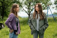 Frühling – Marlie Biller (Lisa Junick, l.) erzählt Katja Baumann (Simone Thomalla, r.), weshalb sie und ihre Geschwister alleine leben.