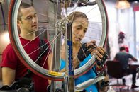 Premium Rush – Überaus begabte Fahrradfahrer und selbstmörderische Spinner, die bei jeder Tour ihr Leben verlieren können: die Fahrradkuriere Wilee (Joseph Gordon-Levitt, l.) und Vanessa (Dania Ramirez, r.) ...