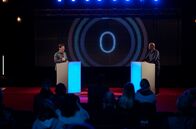Großstadtrevier – Moderator Yared Dibaba (r.) beim Quiz.